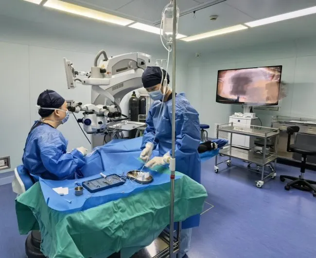 Shanghai University Affiliated Eye Center completes China’s first ZEISS ARTEVO 850-assisted surgery