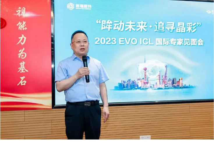 Hospital representative introducing the 2023 EVO ICL international expert meeting
