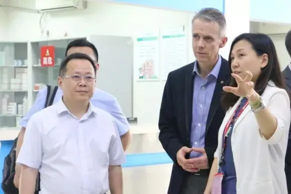 The delegation visiting the outpatient hall and learning about patient-service workflows